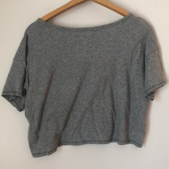 Hollister T-Shirt Cropped Gray SZ Medium Short Sleeve - Picture 4 of 5